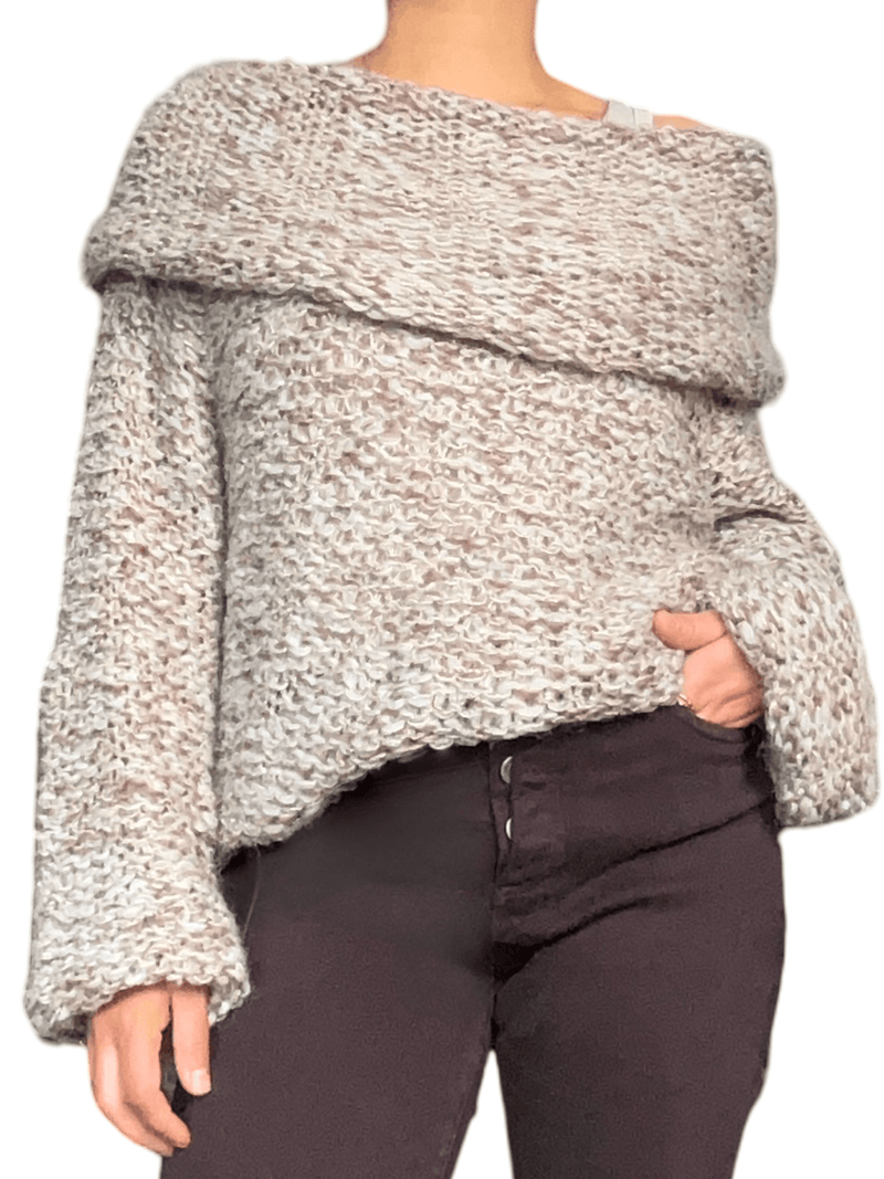 Chandail beige en crochet à col asymétrique pour femme.