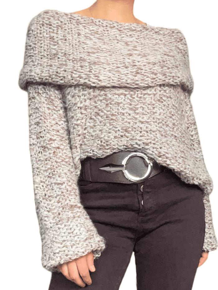 Chandail beige en crochet à col asymétrique pour femme avec ceinture.