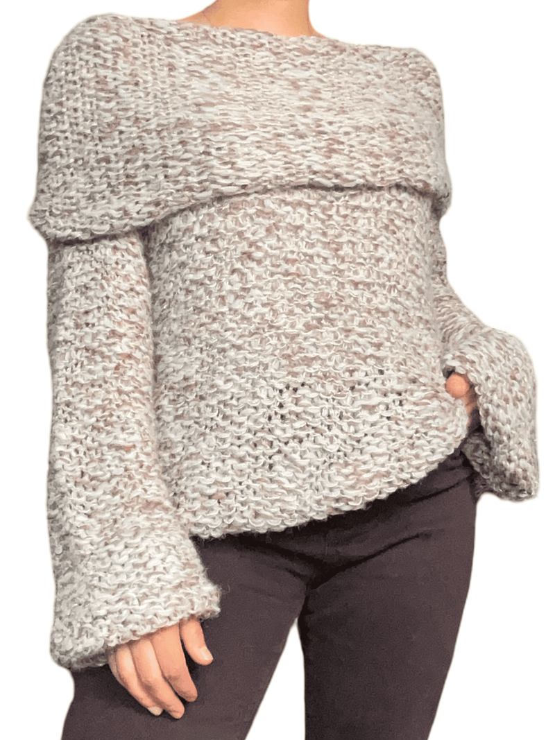Chandail beige en crochet à col asymétrique pour femme.