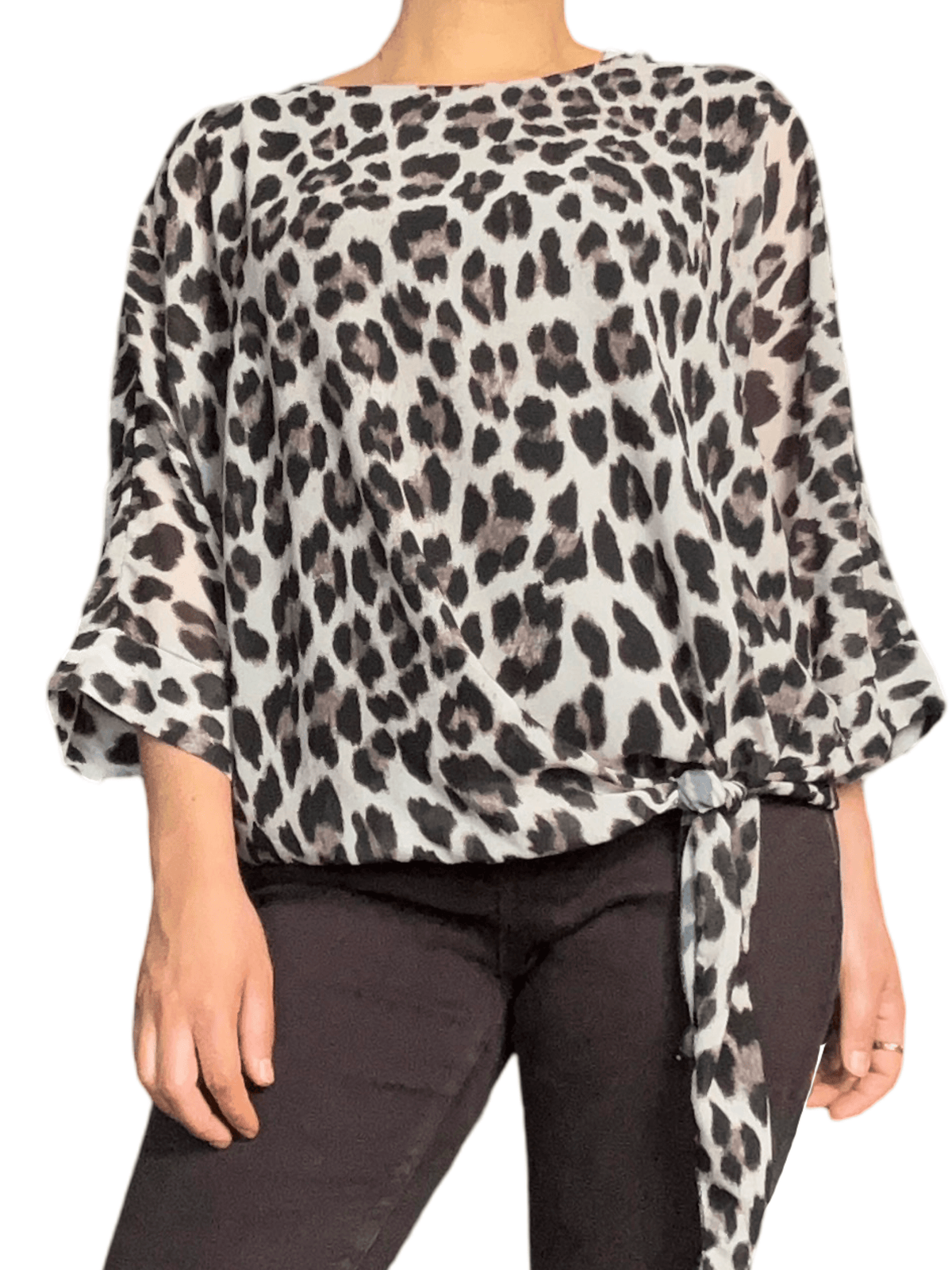 Blouse beige avec imprimé de léopard pour femme.