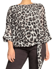 Blouse beige avec imprimé de léopard pour femme.