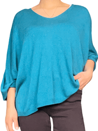 Chandail bleu uni à manche 3/4 pour femme.