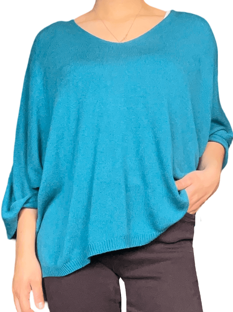 Chandail bleu uni à manche 3/4 pour femme.