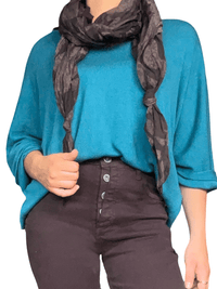 Chandail bleu uni à manche 3/4 pour femme avec foulard.