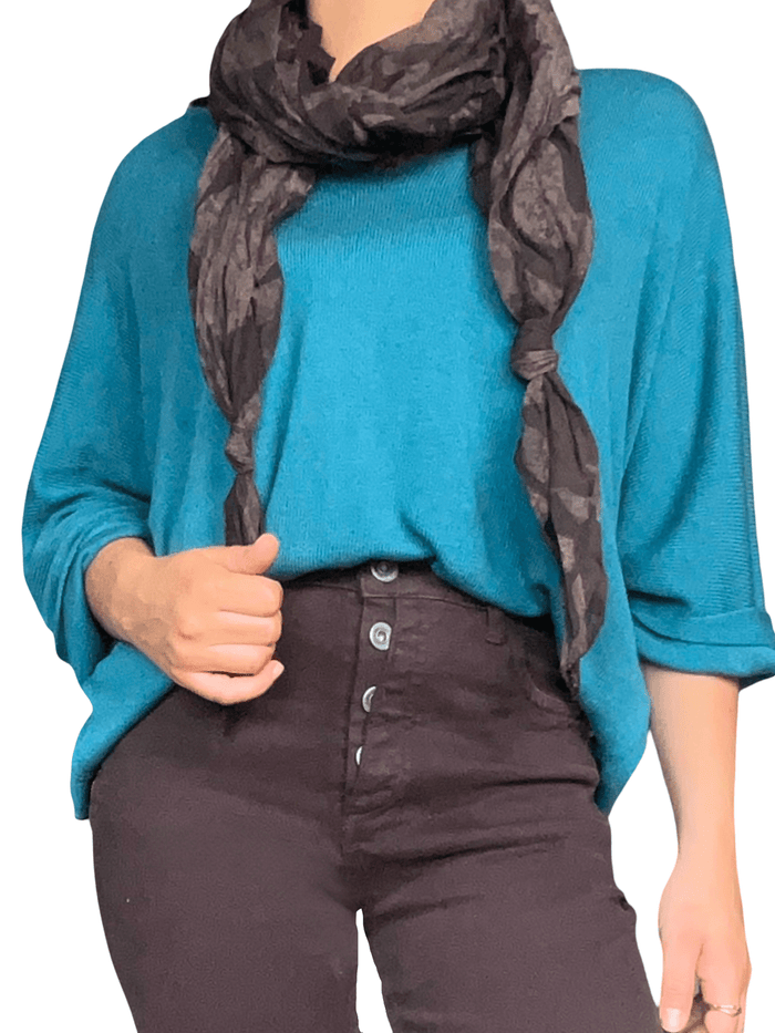 Chandail bleu uni à manche 3/4 pour femme avec foulard.