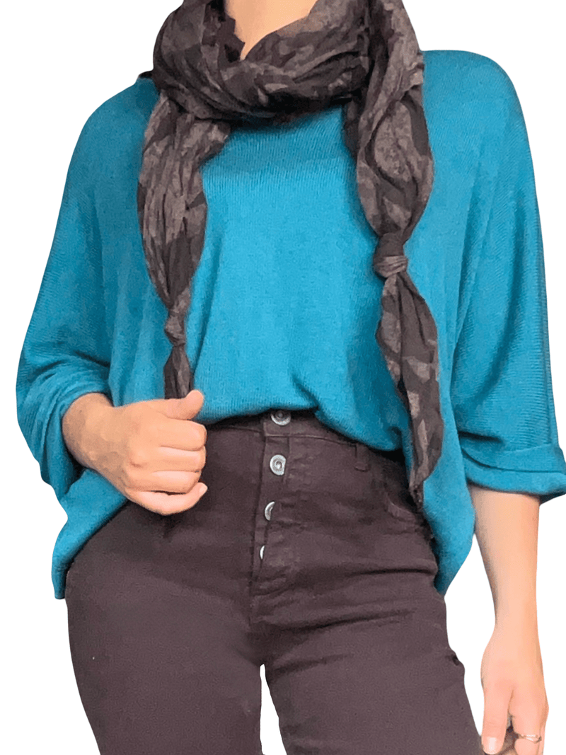Chandail bleu uni à manche 3/4 pour femme avec foulard.