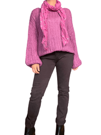 Chandail magenta en tricot pour femme avec pantalon.