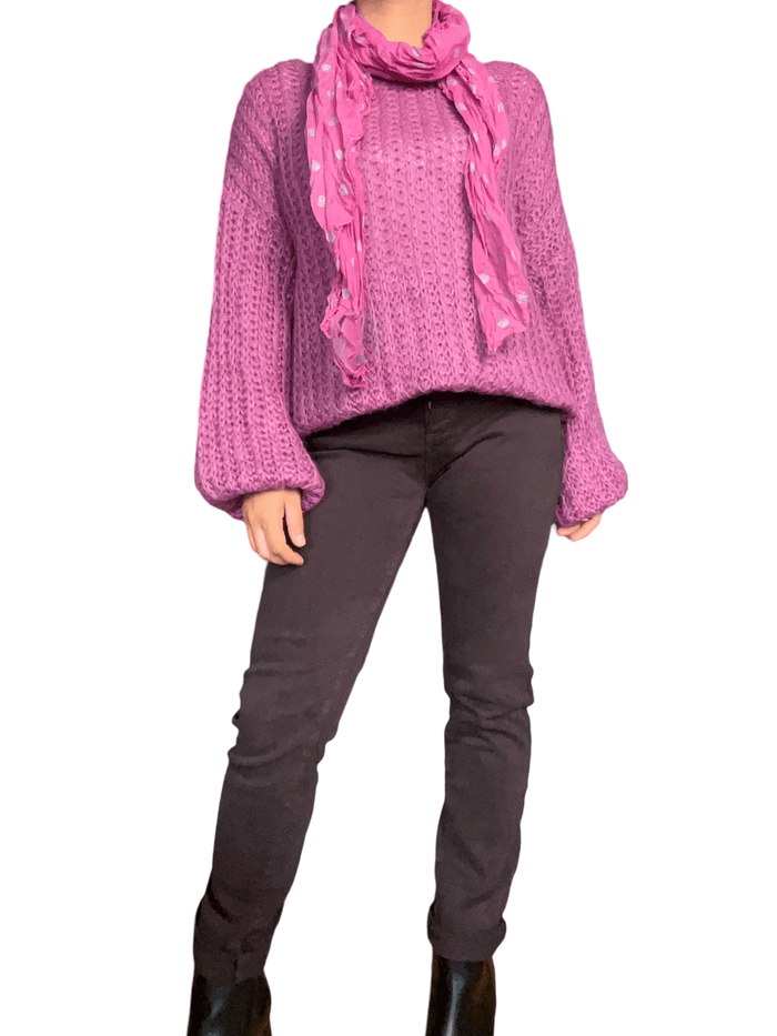 Chandail magenta en tricot pour femme avec pantalon.