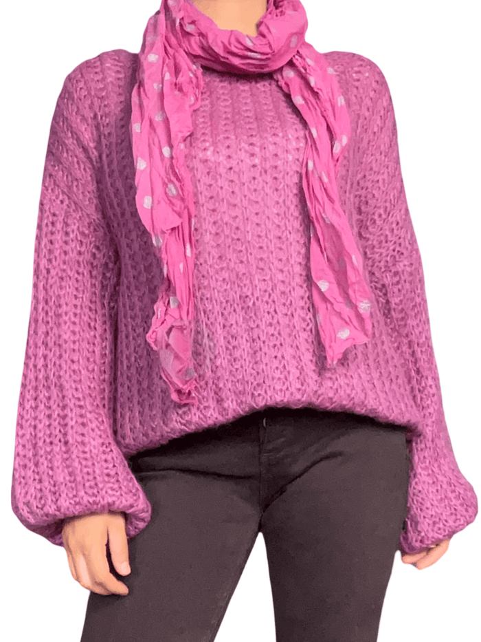 Chandail magenta en tricot pour femme avec foulard.