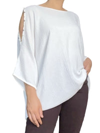 Blouse blanche à ouverture sur l'épaule pour femme.