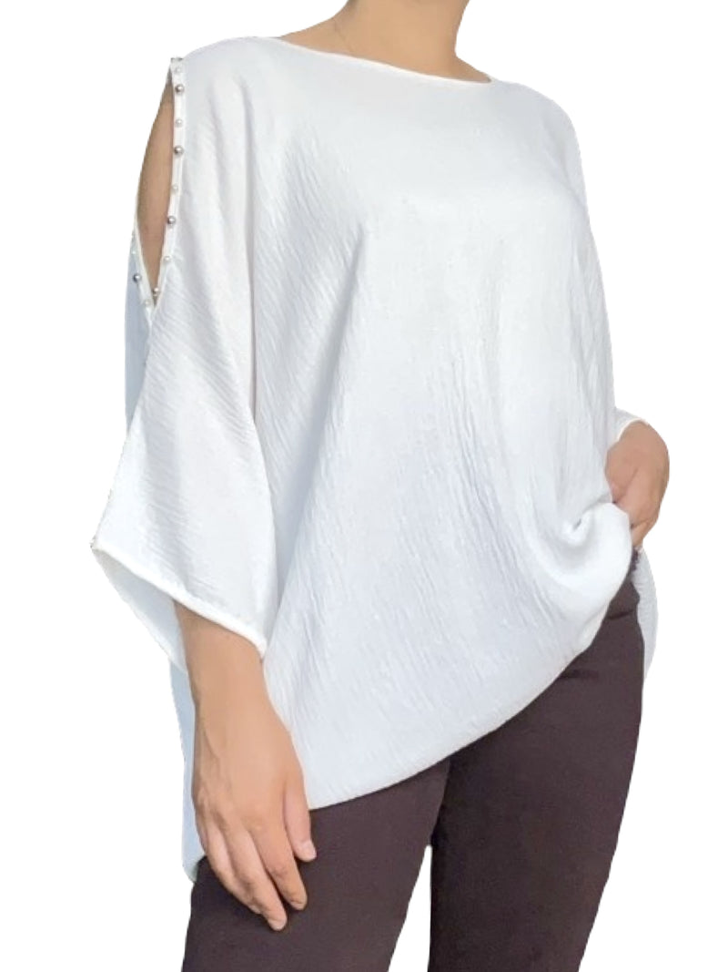 Blouse blanche à ouverture sur l'épaule pour femme.