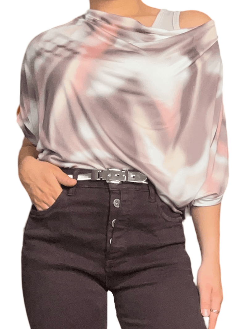 Chandail brun à col bénitier avec imprimé corail et blanc pour femme avec camisole beige en dessous.