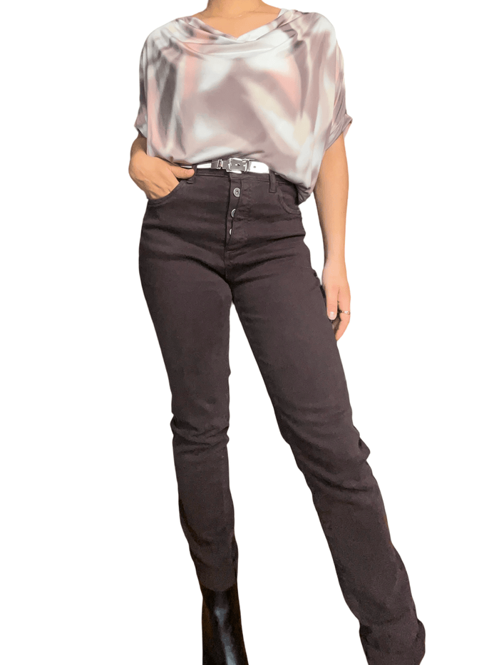 Chandail brun à col bénitier avec imprimé corail et blanc pour femme avec pantalon.