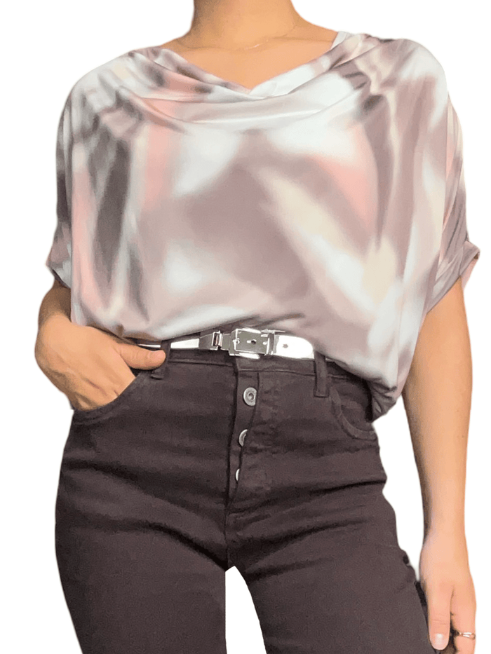 Chandail brun à col bénitier avec imprimé corail et blanc pour femme avec ceinture.