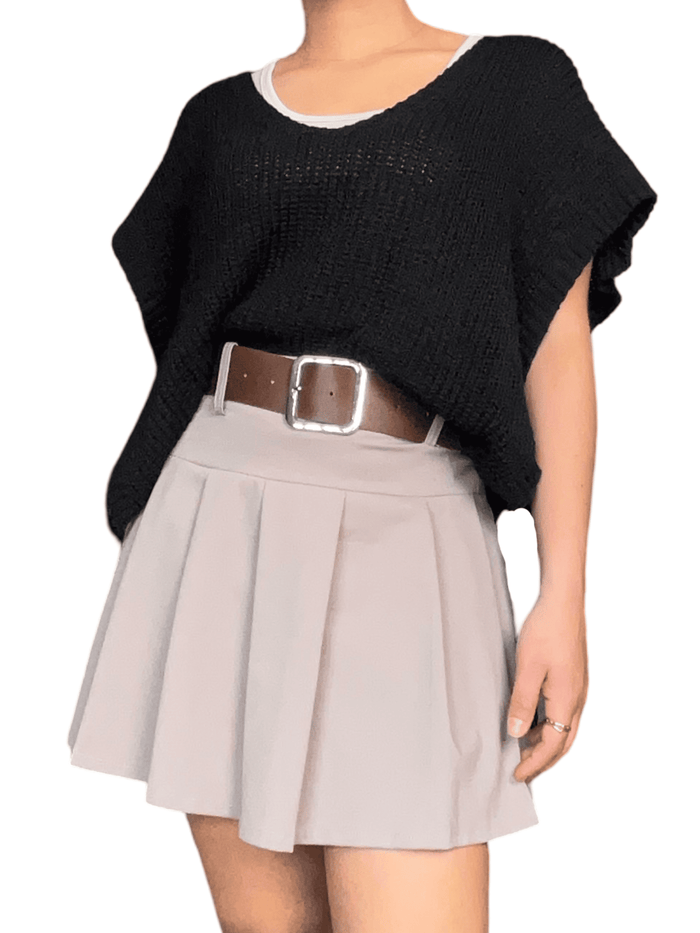 Débardeur noir en mailles pour femme avec jupe et ceinture brune. 