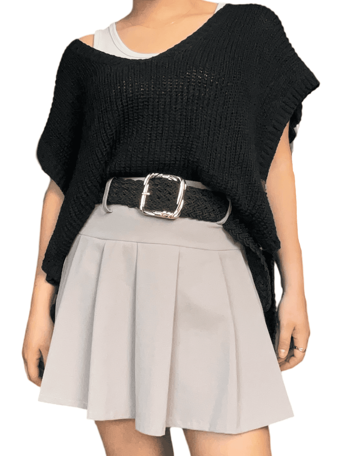 Débardeur noir en mailles pour femme avec jupe et ceinture noire tressée. 