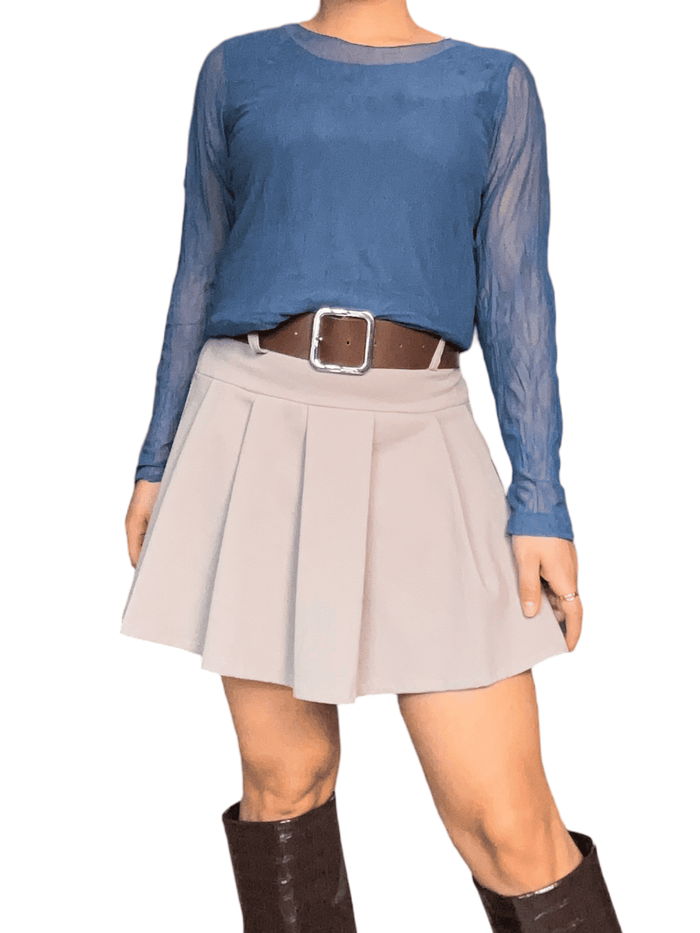 Chandail à manches longues bleu jean pour femme avec jupe et bottes.