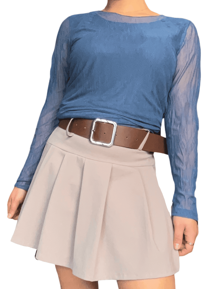 Chandail à manches longues bleu jean pour femme avec jupe.