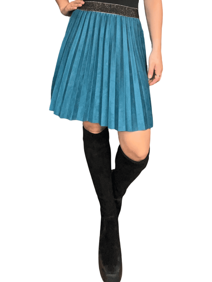 Jupe plissée bleu sarcelle pour femme avec bottes.
