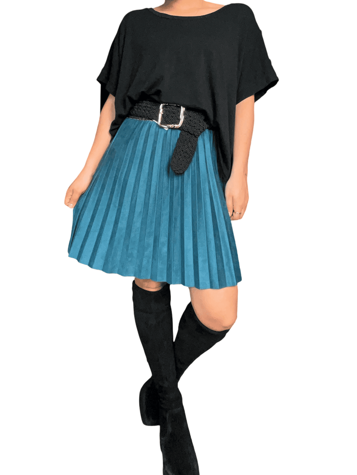 Chandail noir avec boutons sur le côté pour femme avec jupe.