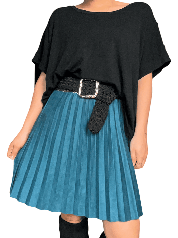 Chandail noir avec boutons sur le côté pour femme avec ceinture.