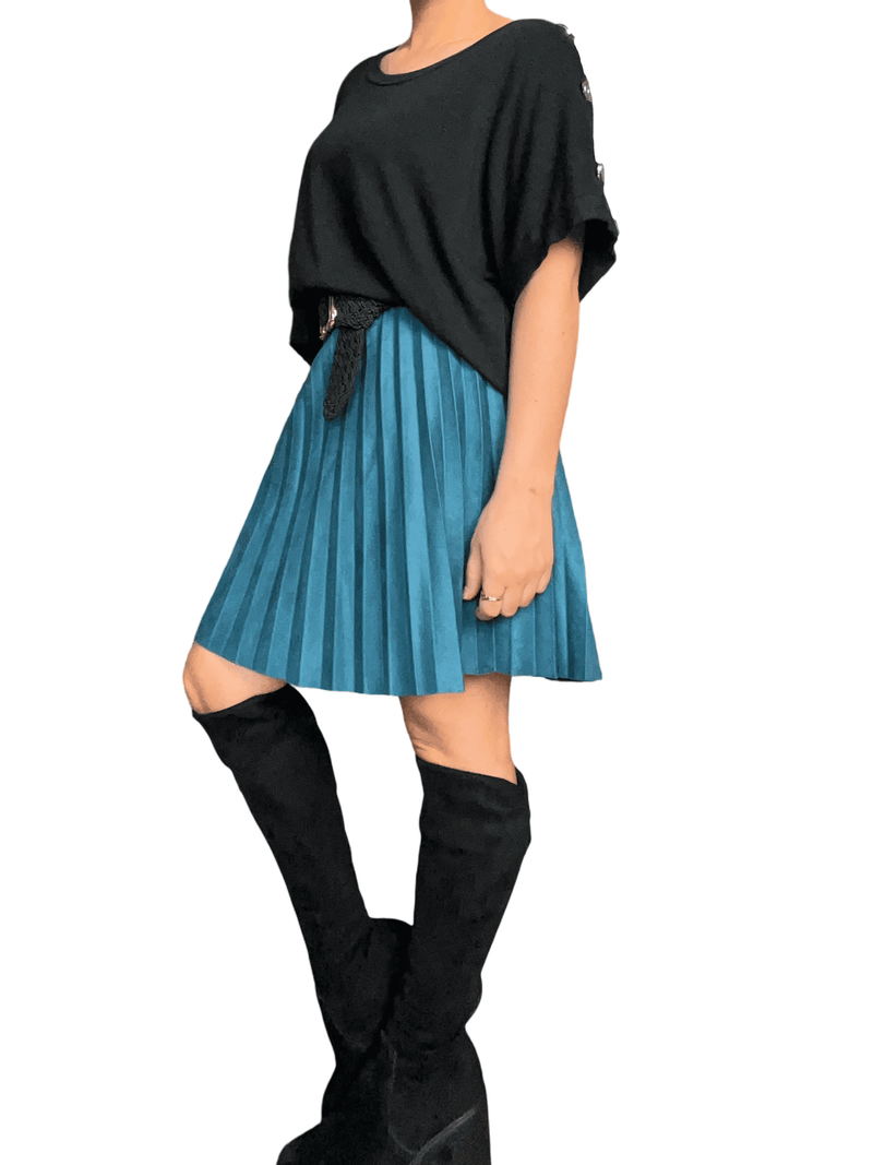 Chandail noir avec boutons sur le côté pour femme avec bottes.
