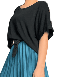 Chandail noir avec boutons sur le côté pour femme.
