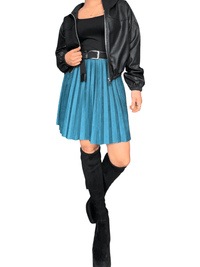 jacket noire courte en similicuir pour femme avec capuchon avec jupe, ceinture, camisole et bottes.