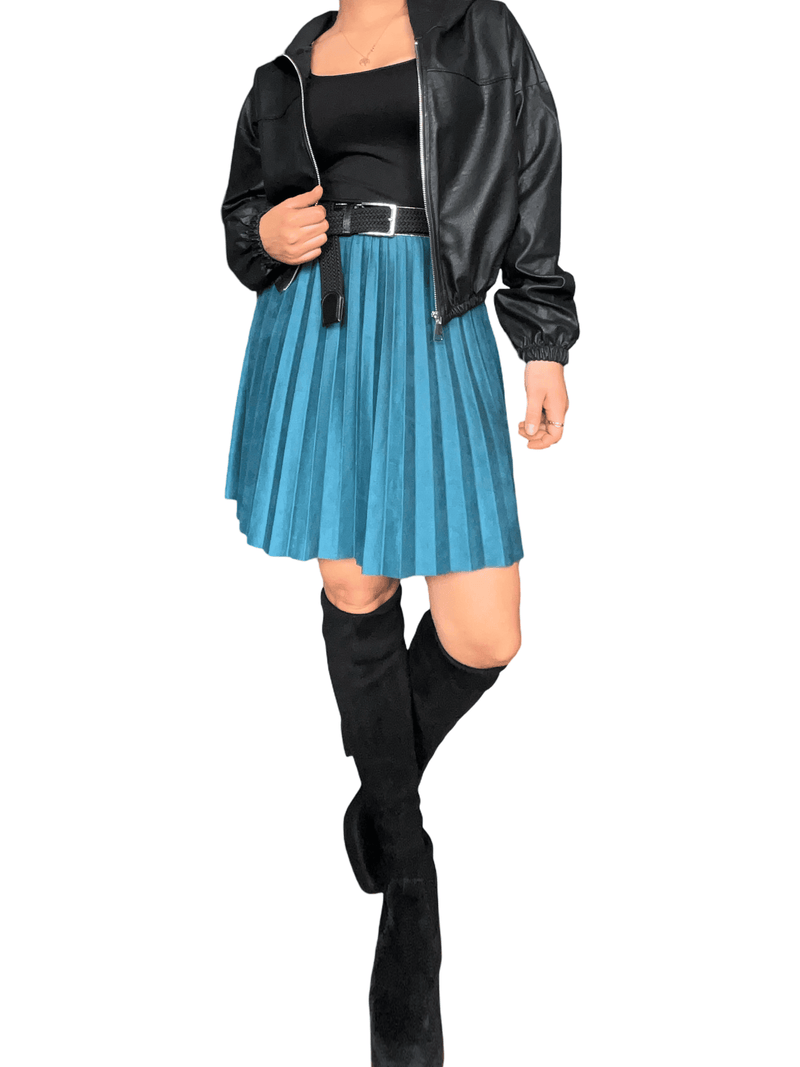 jacket noire courte en similicuir pour femme avec capuchon avec jupe, ceinture, camisole et bottes.