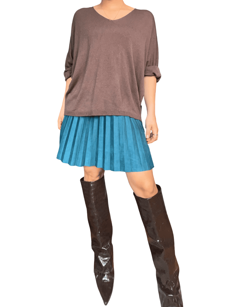 Chandail brun uni à manche 3/4 pour femme avec bottes.