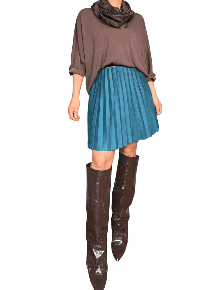 Chandail brun uni à manche 3/4 pour femme avec jupe.