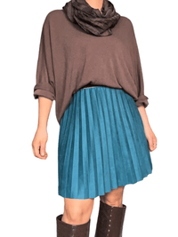 Chandail brun uni à manche 3/4 pour femme avec foulard.