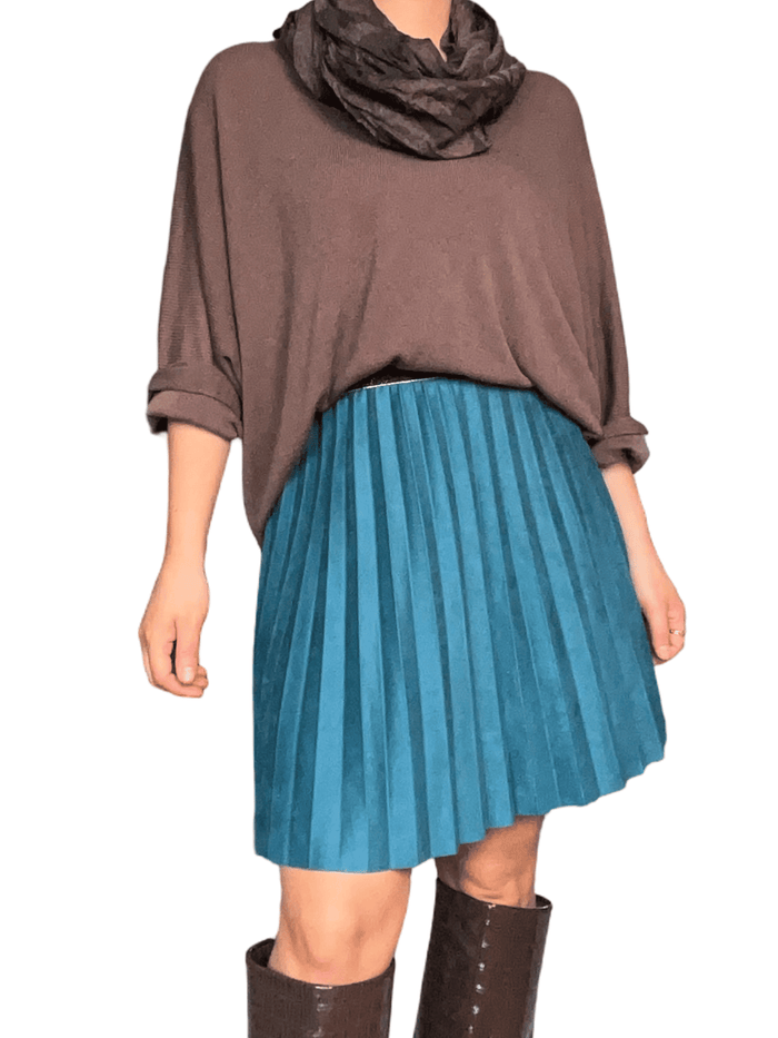 Chandail brun uni à manche 3/4 pour femme avec foulard.