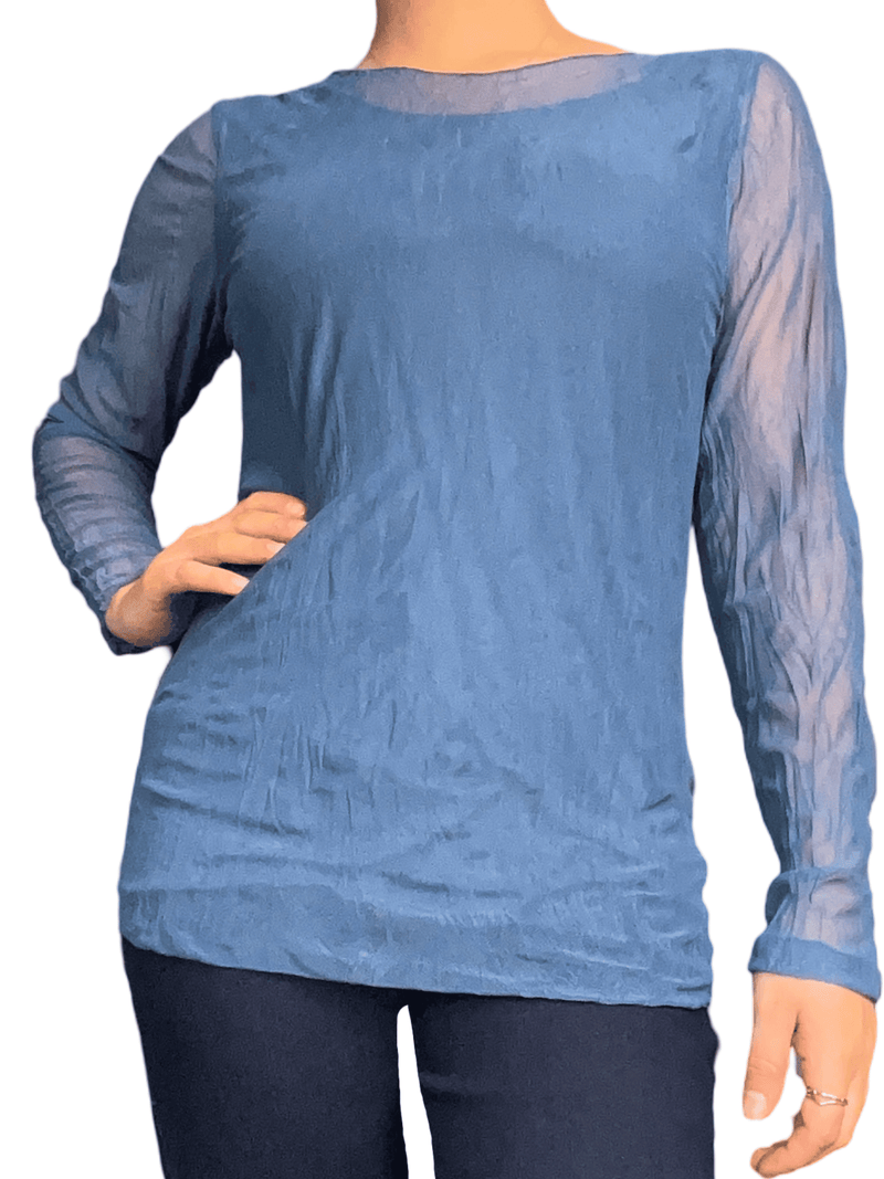 Chandail à manches longues bleu jean pour femme avec jeans. 