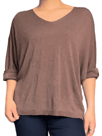 Chandail brun uni à manche 3/4 pour femme.