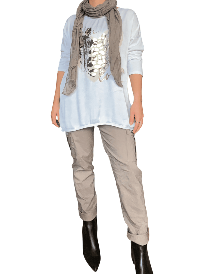 Chandail blanc avec imprimé animal et cœur pour femme avec pantalon et bottes.