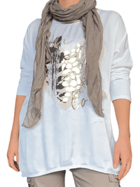 Chandail blanc avec imprimé animal et cœur pour femme avec foulard.