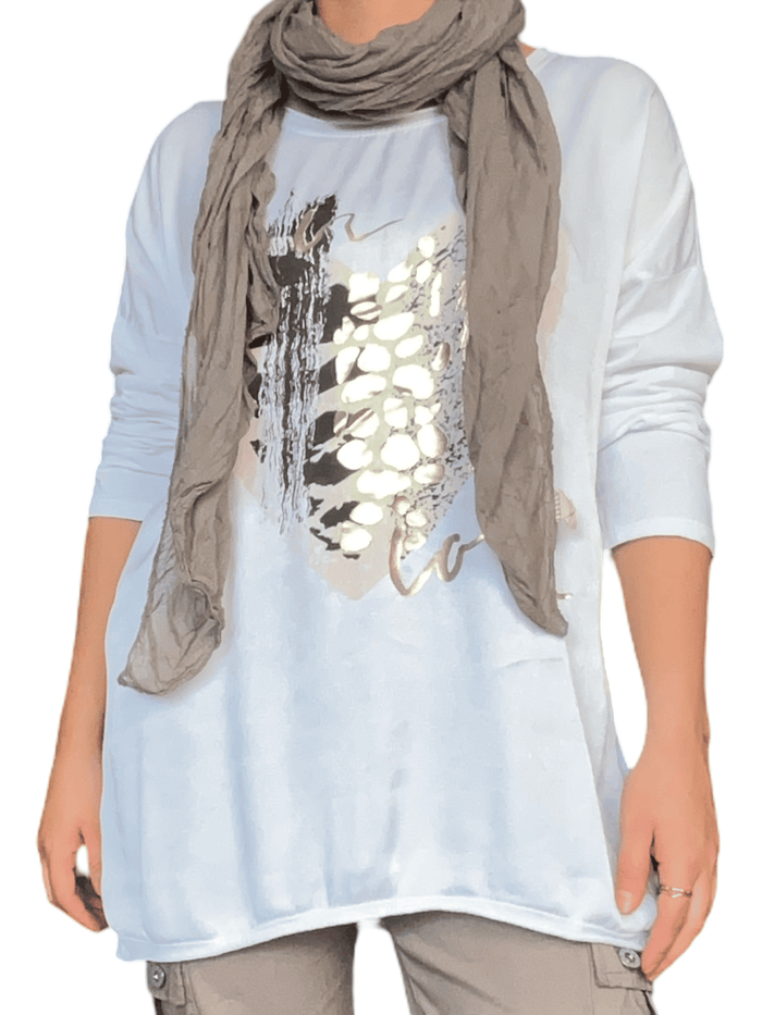 Chandail blanc avec imprimé animal et cœur pour femme avec foulard.