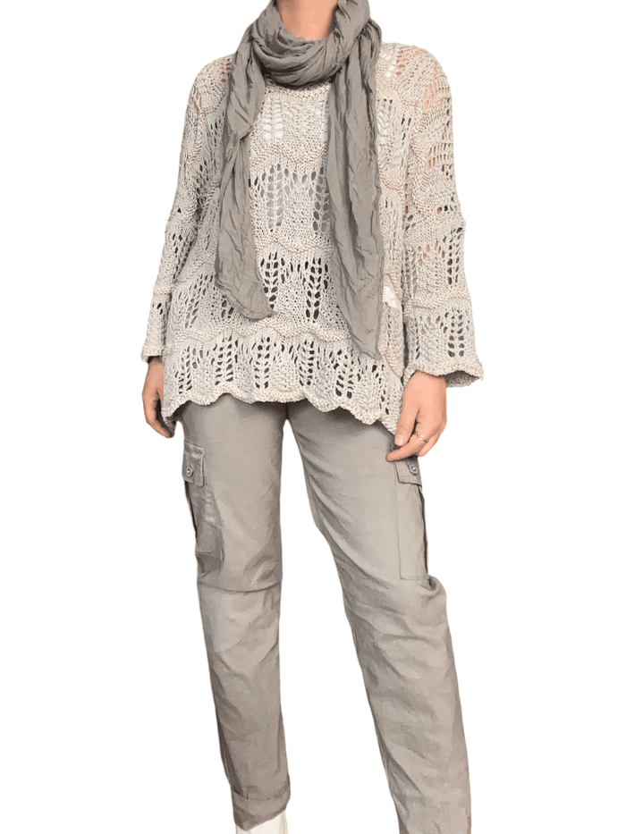 Chandail moka en tricot à rayures dorées avec pantalon.