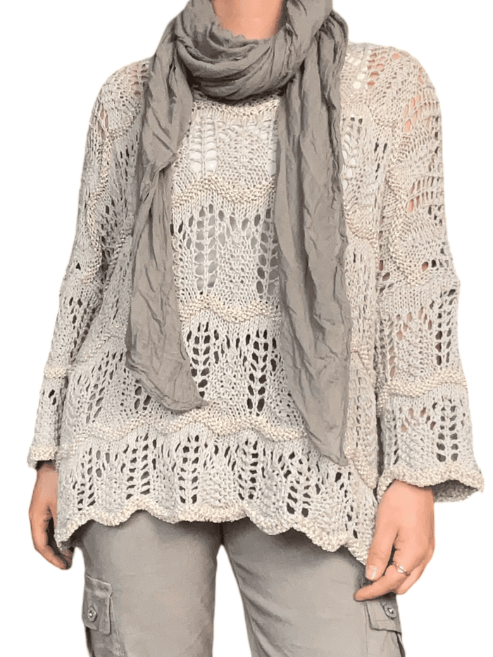 Chandail moka en tricot à rayures dorées avec foulard.