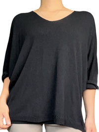 Chandail noir uni à manche 3/4 pour femme.