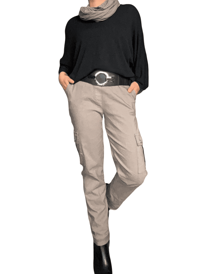 Foulard moka foncé pour femme avec chandail, ceinture et bottillons.