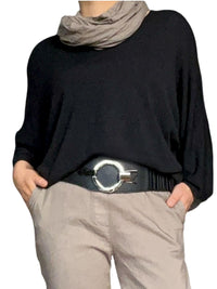 Chandail noir uni à manche 3/4 pour femme avec foulard.