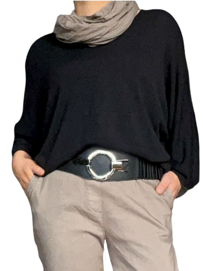 Chandail noir uni à manche 3/4 pour femme avec foulard.