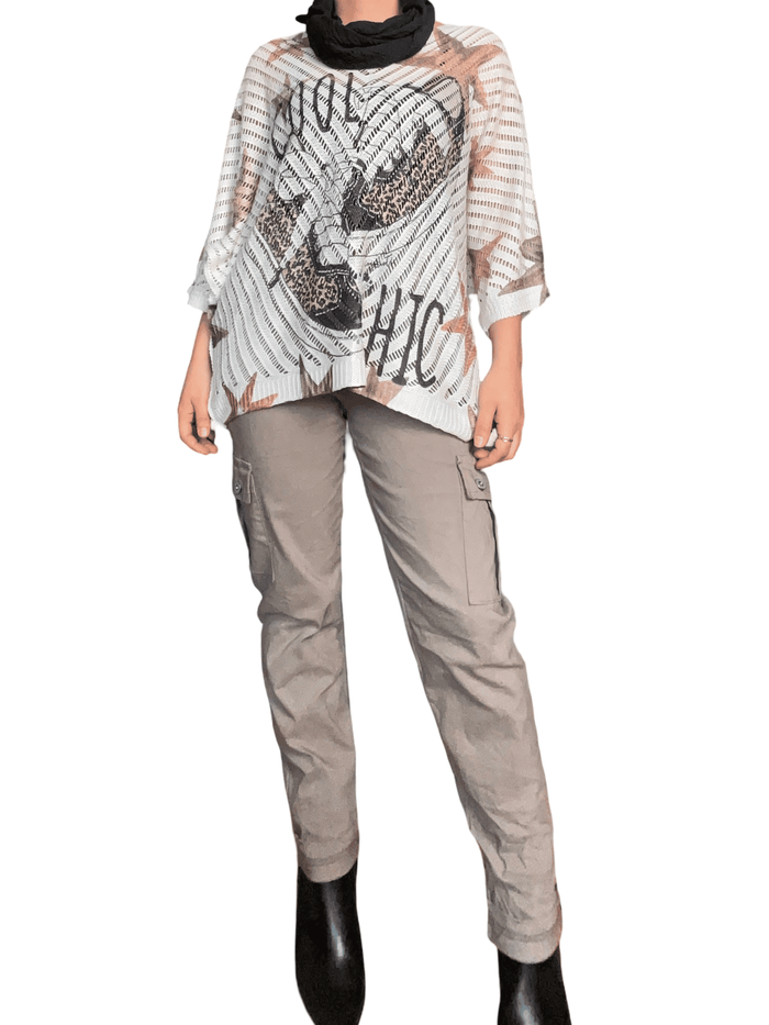 Pantalon moka style cargo pour femme avec chandail et foulard.