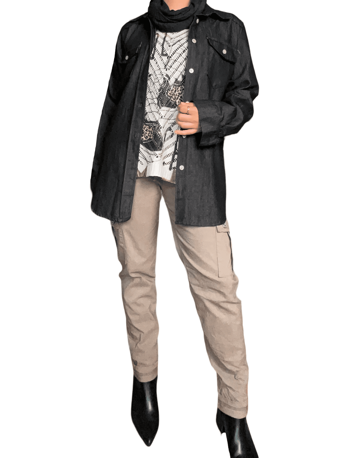 Chandail en mailles avec imprimé d'étoiles pour femme avec chemise de jeans noire.