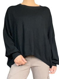 Chandail noir uni  à manche longue pour femme.