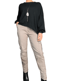 Chandail noir uni  à manche longue pour femme avec pantalon.