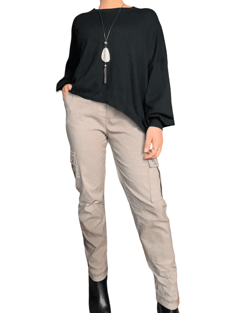 Chandail noir uni  à manche longue pour femme avec pantalon.