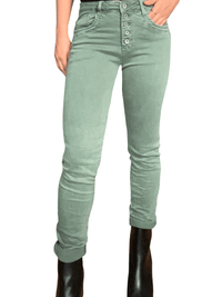 Jeans skinny kaki pour femme avec bottillons. 